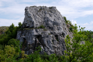 Skalisty szczyt skałki geolog&oacute;w. Pozostałość g&oacute;ry Kadzielnia